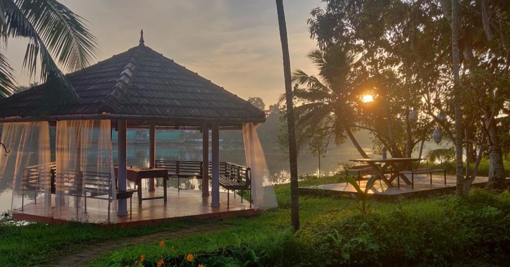Sunsets And Palm Trees Bed & Breakfast Alappuzha Eksteriør bilde